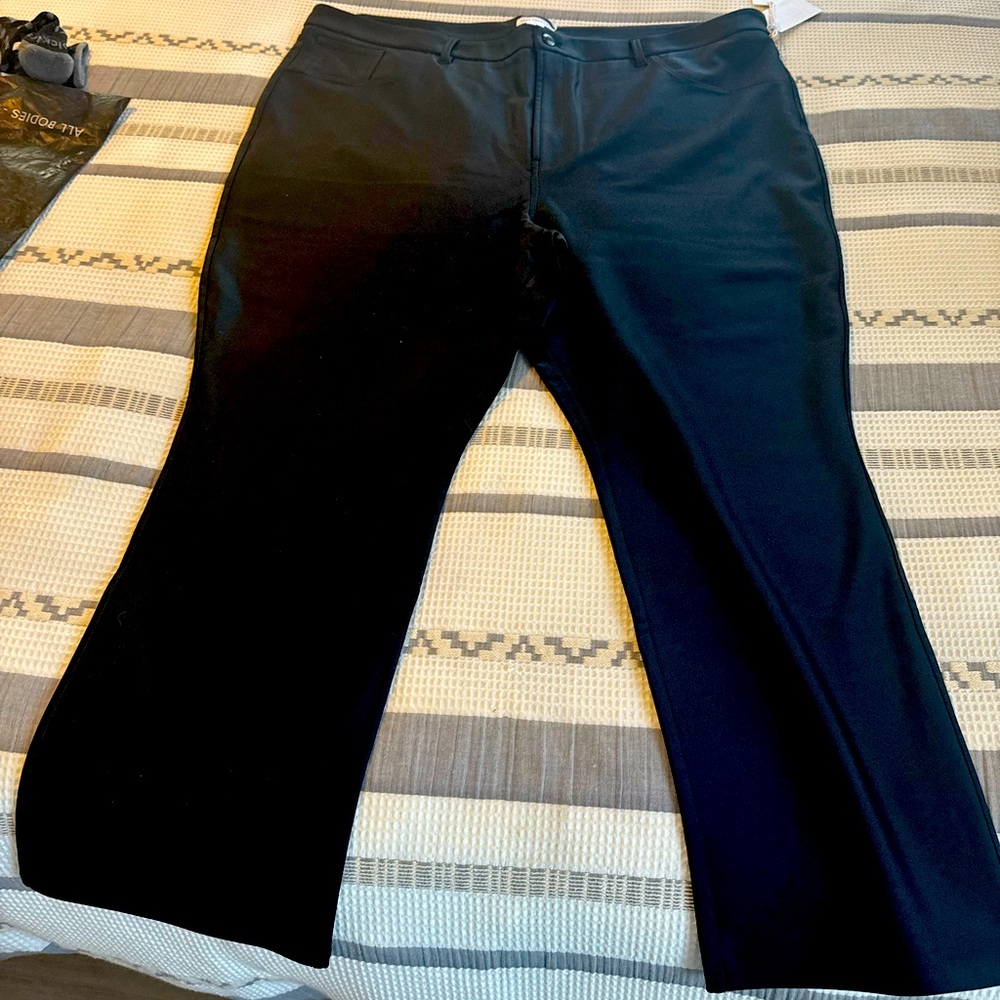 NWT Good American 24 womens size compression straight leg black pants.